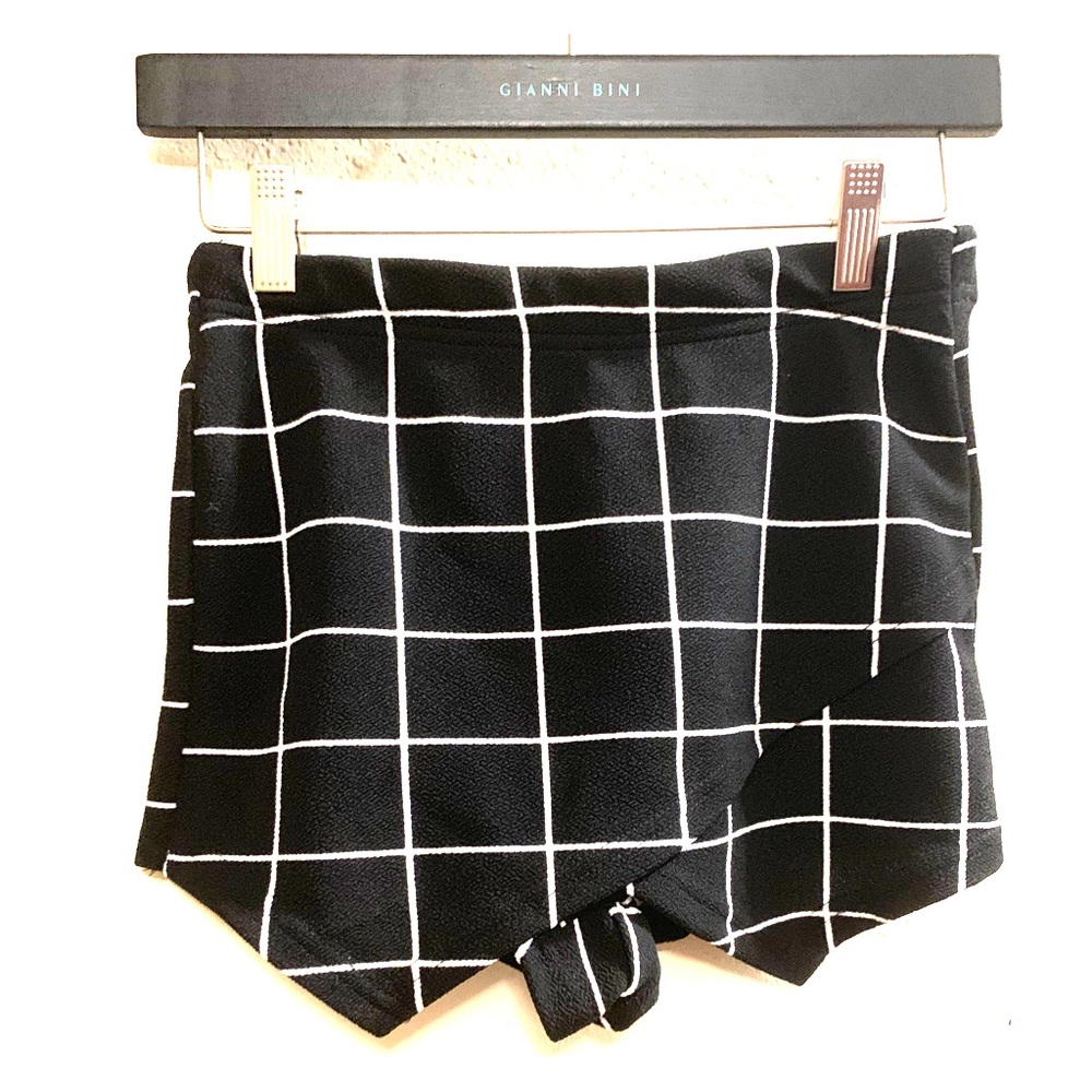 Size XS-S short semi high waisted skort